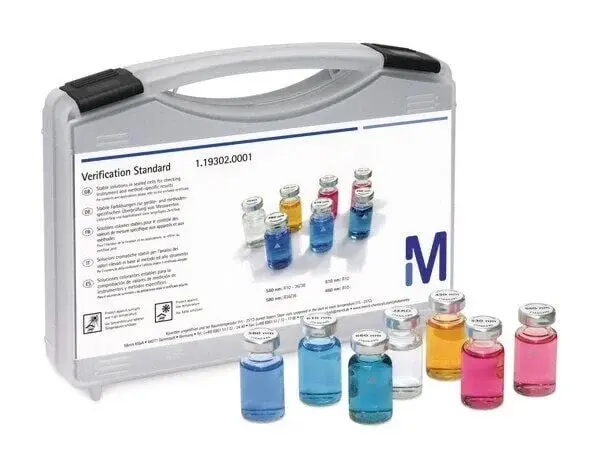 119302.0001 Spectroquant® Verifikasyon Standardı - 430 Nm, 530 Nm, 560 Nm, 580 Nm, 610 Nm Ve 660 Nm Dalgaboylarında Absorbans Ölçümü Yapmak İçin İçerisinde Kararlı, Renkli Çözeltiler Bulunan Adet Kapalı Hücre, 1 Adet Kapalı Boş Hücre, Kalite Sertifikası,