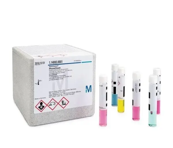 114693.0001 Photocheck, Son Derece Stabil Renkli Çözeltilerden Oluşan Bütün Bir Settir. Birincil Standartlarla (nıst Standartları) Kontrolleri Gerçekleştirilen Bir Referans Spektrofotometrede Yapılan Kontroller Bu Doğrulama Çözeltilerinin Uluslarlararası